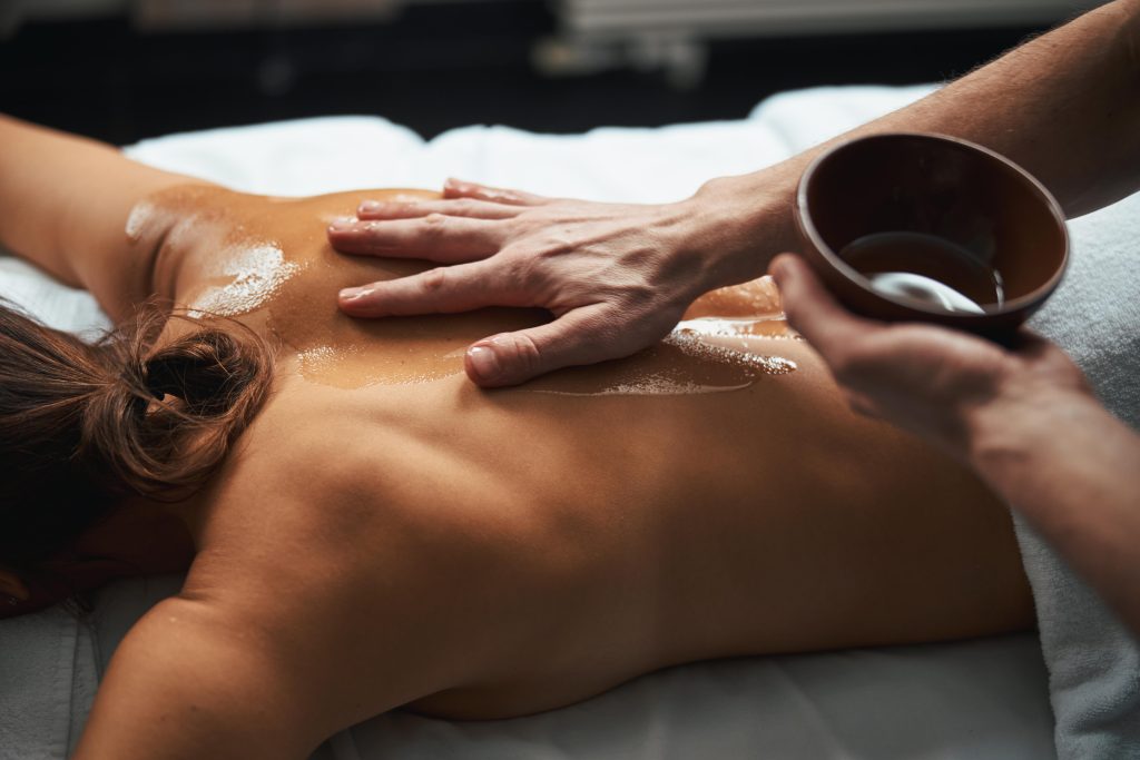 5 Điều Bạn Cần Biết Về Massage Bằng Tinh Dầu để Giảm Đau Nhức